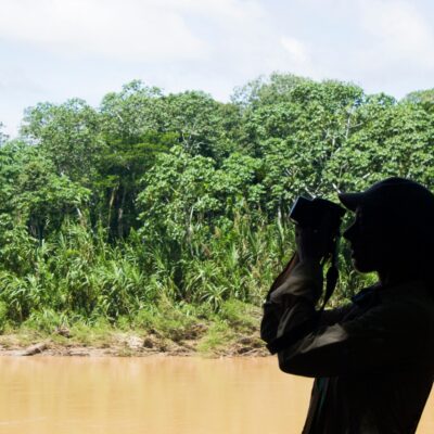 Mujer tomando foto a la selva amazónica