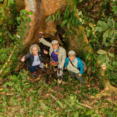 ARBIO. Rocio Tatiana Gianella Espinosa junto a un árbol de shihuahuaco