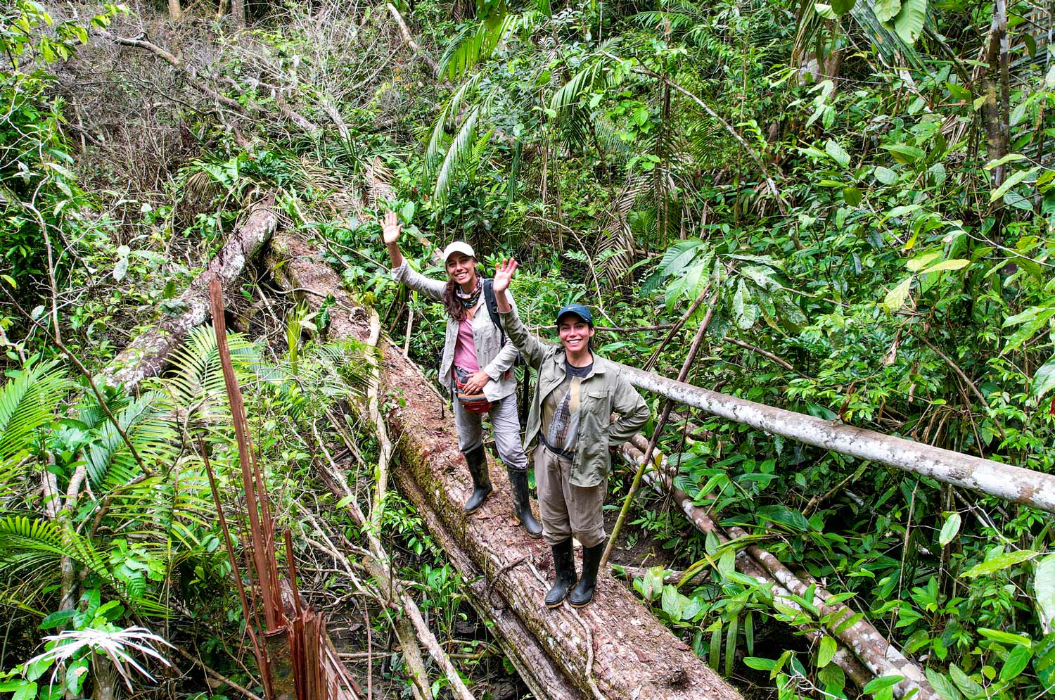 Tatiana Espinosa (ARBIO) y Mariana Vidal (Bluoverda) en el bosque amazónico
