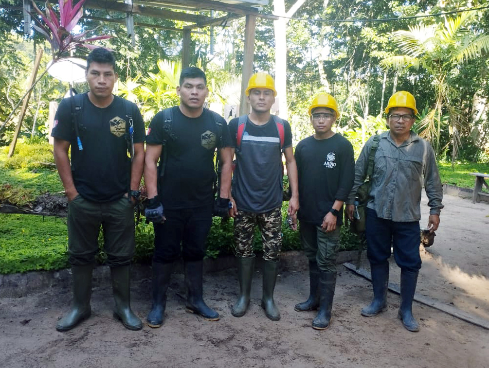 Grupo de guardaparques patrullando el bosque en la cuenca del río Las Piedras